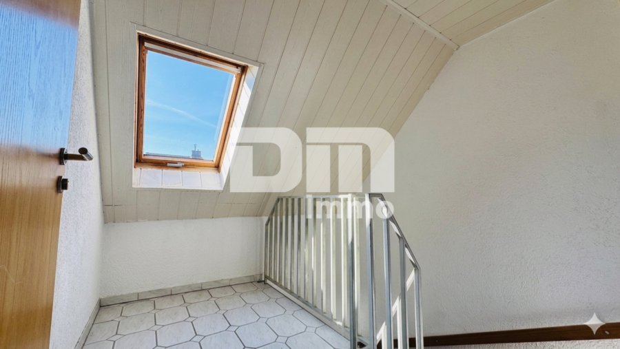 Charmantes Ein- bis Zweifamilienhaus mit großem Garten in begehrter Lage - OG / DG Treppenaufgang